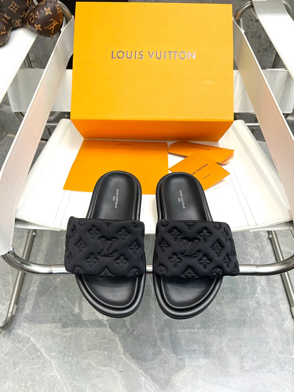 👟👟Ex-factory price 360👟👟 LV couple models, the counter features the latest embossed slippers, new hard goods🆕 ❥! Full of high-end feel! A popular model among bloggers at home and abroad, it’s retro and fashionable and looks amazing on your feet! Mainly recommended models on the official website ▪️Upper: Highly customized mercerized cloth➕embossed ▪️Inner lining: Imported goatskin lining ▪️Outsole: Original molded non-slip and wear-resistant foam sole ▪️Size: Female 35-41 Male 4l-45